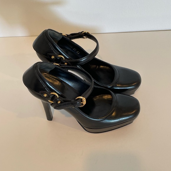 Gucci Black Pumps with Chunky Gold Accents - Size US 7 - Picture 7 of 10